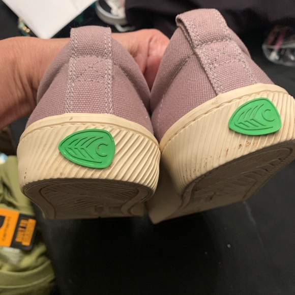 Cariuma Womens OCA sneaker. Size 8.5, Mystic Grey color. - Picture 3 of 7